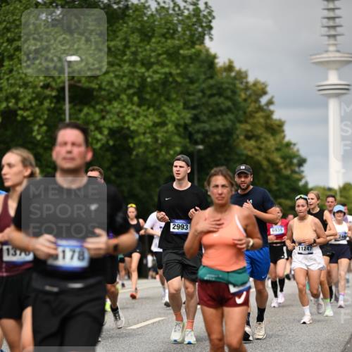 29.06.2025 - hella hamburg halbmarathon Dr. Thomas Lammeyer http://msf.ph/oto/8498783 29.06.2025 10:23:48 Kennedybrücke 1159, 1160, 1708, 2405, 2703, 2795, 2812, 2918, 2993, 2995, 3446, 3631, 4108, 4170, 4562, 4570, 4979, 5035, 5178, 5251, 5397, 5429, 5449, 5878, 6249, 6796, 6797, 6872, 6939, 7143, 7248, 7249, 7647, 7836, 8427, 8537, 8778, 10349, 10540, 10594, 10966, 11247 meine-sportfotos.de