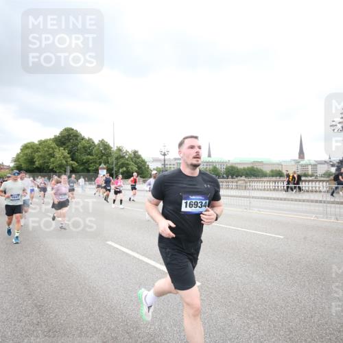 29.06.2025 - hella hamburg halbmarathon Jannik Wohlers http://msf.ph/oto/8498789 29.06.2025 10:56:08 Lombardsbrücke 1047, 1113, 2143, 2307, 2887, 2915, 2991, 3438, 3520, 3614, 3675, 3676, 3953, 3987, 4773, 5237, 5438, 5693, 5911, 6690, 7090, 7307, 7711, 8108, 8606, 8766, 8939, 8943, 9172, 9210, 9383, 9910, 10555, 10569, 10571, 10932, 10936, 11089, 11204, 11628, 12221, 12543, 13096, 13108, 14613, 14711, 14746, 15747, 16034, 16934, 17092, 17494, 17797, 18047, 18197, 18247, 18798 meine-sportfotos.de