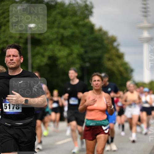 29.06.2025 - hella hamburg halbmarathon Dr. Thomas Lammeyer http://msf.ph/oto/8498790 29.06.2025 10:23:48 Kennedybrücke 1159, 1160, 1708, 2405, 2703, 2795, 2812, 2918, 2993, 2995, 3446, 3631, 4108, 4170, 4562, 4570, 4979, 5035, 5178, 5251, 5397, 5429, 5449, 5878, 6249, 6796, 6797, 6872, 6939, 7143, 7248, 7249, 7647, 7836, 8427, 8537, 8778, 10349, 10540, 10594, 10966, 11247 meine-sportfotos.de