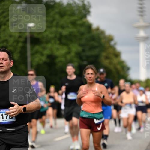 29.06.2025 - hella hamburg halbmarathon Dr. Thomas Lammeyer http://msf.ph/oto/8498794 29.06.2025 10:23:48 Kennedybrücke 1159, 1160, 1708, 2405, 2703, 2795, 2812, 2918, 2993, 2995, 3446, 3631, 4108, 4170, 4562, 4570, 4979, 5035, 5178, 5251, 5397, 5429, 5449, 5878, 6249, 6796, 6797, 6872, 6939, 7143, 7248, 7249, 7647, 7836, 8427, 8537, 8778, 10349, 10540, 10594, 10966, 11247 meine-sportfotos.de
