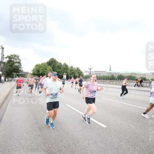 29.06.2025 - hella hamburg halbmarathon Jannik Wohlers http://msf.ph/oto/8498801 29.06.2025 10:56:09 Lombardsbrücke 1047, 1113, 2143, 2307, 2887, 2915, 2991, 3438, 3520, 3614, 3675, 3676, 3953, 3987, 4773, 5237, 5438, 5693, 5911, 6690, 7090, 7307, 7711, 8108, 8606, 8766, 8939, 8943, 9172, 9210, 9383, 9910, 10555, 10569, 10571, 10932, 10936, 11089, 11204, 11628, 12221, 12354, 12543, 13096, 13108, 14613, 14711, 14746, 15747, 16034, 16934, 17092, 17494, 17797, 18047, 18197, 18247, 18798 meine-sportfotos.de