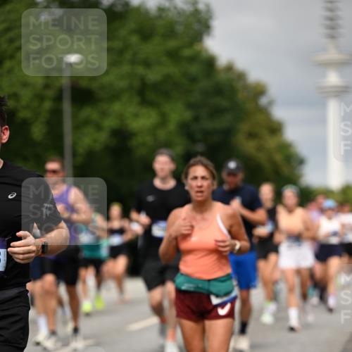29.06.2025 - hella hamburg halbmarathon Dr. Thomas Lammeyer http://msf.ph/oto/8498805 29.06.2025 10:23:49 Kennedybrücke 1159, 1160, 1708, 2405, 2703, 2795, 2812, 2918, 2993, 2995, 3446, 3631, 4170, 4562, 4570, 4979, 5035, 5178, 5251, 5397, 5429, 5878, 6249, 6796, 6797, 6872, 6874, 6939, 7248, 7249, 7647, 7836, 8427, 8537, 8778, 10349, 10540, 10594, 10966, 11247 meine-sportfotos.de