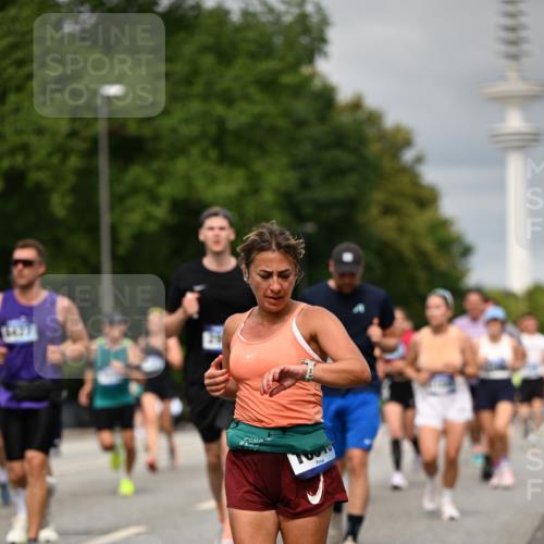 29.06.2025 - hella hamburg halbmarathon Dr. Thomas Lammeyer http://msf.ph/oto/8498812 29.06.2025 10:23:49 Kennedybrücke 1159, 1160, 1708, 2405, 2703, 2795, 2812, 2918, 2993, 2995, 3446, 3631, 4170, 4562, 4570, 4979, 5035, 5178, 5251, 5397, 5429, 5878, 6249, 6796, 6797, 6872, 6874, 6939, 7248, 7249, 7647, 7836, 8427, 8537, 8778, 10349, 10540, 10594, 10966, 11247 meine-sportfotos.de