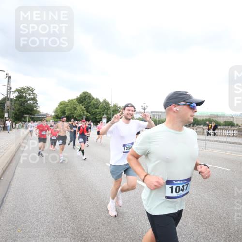29.06.2025 - hella hamburg halbmarathon Jannik Wohlers http://msf.ph/oto/8498815 29.06.2025 10:56:10 Lombardsbrücke 1047, 2143, 2307, 2887, 2915, 2991, 3438, 3520, 3614, 3675, 3676, 3953, 3987, 4773, 5237, 5438, 5911, 6690, 7090, 7307, 7711, 8108, 8606, 8766, 8939, 8943, 9172, 9210, 9383, 9910, 10555, 10569, 10571, 10932, 10936, 11089, 11204, 11628, 12221, 12328, 12354, 12543, 13096, 13108, 14613, 14711, 14746, 15747, 16034, 16934, 17092, 17494, 17797, 18047, 18197, 18247 meine-sportfotos.de