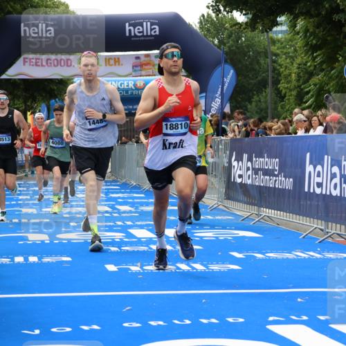 29.06.2025 - hella hamburg halbmarathon Strokosch-Dieckow http://msf.ph/oto/8498816 29.06.2025 10:43:31 Ziel 3116, 3928, 4080, 5124, 5436, 5506, 7635, 8664, 9931, 10237, 10246, 11648, 12623, 13996, 14484, 14690, 16338, 17391, 17912, 18449, 18513, 18775, 18810, 18942, 19051, 19229 meine-sportfotos.de