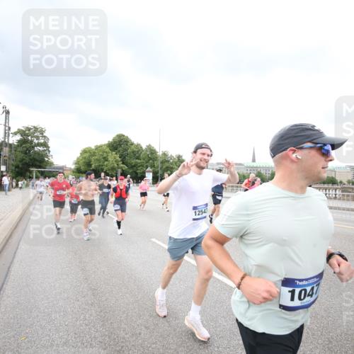 29.06.2025 - hella hamburg halbmarathon Jannik Wohlers http://msf.ph/oto/8498819 29.06.2025 10:56:10 Lombardsbrücke 1047, 2143, 2307, 2887, 2915, 2991, 3438, 3520, 3614, 3675, 3676, 3953, 3987, 4773, 5237, 5438, 5911, 6690, 7090, 7307, 7711, 8108, 8606, 8766, 8939, 8943, 9172, 9210, 9383, 9910, 10555, 10569, 10571, 10932, 10936, 11089, 11204, 11628, 12221, 12328, 12354, 12543, 13096, 13108, 14613, 14711, 14746, 15747, 16034, 16934, 17092, 17494, 17797, 18047, 18197, 18247 meine-sportfotos.de
