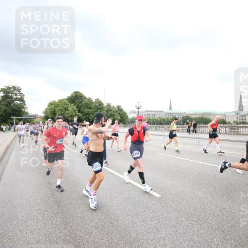 29.06.2025 - hella hamburg halbmarathon Jannik Wohlers http://msf.ph/oto/8498822 29.06.2025 10:56:12 Lombardsbrücke 1047, 2143, 2307, 2887, 2915, 2991, 3438, 3516, 3517, 3520, 3614, 3675, 3676, 3953, 3987, 4773, 5237, 5438, 5911, 6348, 6349, 6690, 7090, 7307, 7711, 8108, 8150, 8606, 8939, 8943, 9172, 9210, 9910, 10555, 10569, 10571, 10932, 10936, 11047, 11089, 11204, 11628, 12221, 12328, 12354, 12543, 12993, 13096, 13108, 13834, 14613, 14711, 14746, 15747, 16034, 16934, 17092, 17494, 17797, 18047, 18197, 18247 meine-sportfotos.de