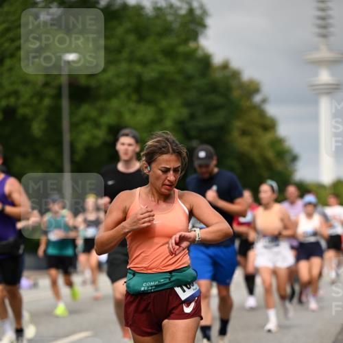 29.06.2025 - hella hamburg halbmarathon Dr. Thomas Lammeyer http://msf.ph/oto/8498825 29.06.2025 10:23:49 Kennedybrücke 1159, 1160, 1708, 2405, 2703, 2795, 2812, 2918, 2993, 2995, 3446, 3631, 4170, 4562, 4570, 4979, 5035, 5178, 5251, 5397, 5429, 5878, 6249, 6796, 6797, 6872, 6874, 6939, 7248, 7249, 7647, 7836, 8427, 8537, 8778, 10349, 10540, 10594, 10966, 11247 meine-sportfotos.de