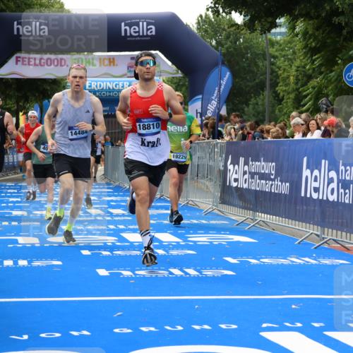 29.06.2025 - hella hamburg halbmarathon Strokosch-Dieckow http://msf.ph/oto/8498865 29.06.2025 10:43:30 Ziel 2653, 3116, 3928, 4080, 5124, 5436, 5506, 7635, 8664, 9931, 10237, 10246, 11648, 12623, 13996, 14484, 14690, 16338, 17391, 17912, 18513, 18775, 18810, 18942, 19009, 19051, 19229 meine-sportfotos.de
