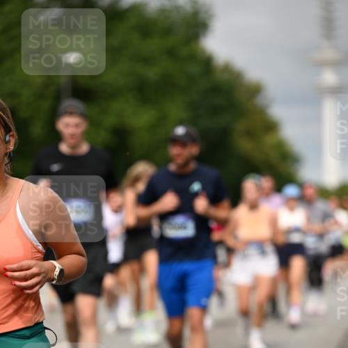 29.06.2025 - hella hamburg halbmarathon Dr. Thomas Lammeyer http://msf.ph/oto/8498869 29.06.2025 10:23:51 Kennedybrücke 1145, 1159, 1160, 1708, 2405, 2703, 2795, 2918, 2993, 2995, 3446, 3631, 4170, 4562, 4570, 4979, 5035, 5178, 5251, 5397, 5429, 5556, 5878, 6249, 6796, 6797, 6872, 6874, 6939, 7137, 7248, 7249, 7647, 7836, 8427, 8537, 8778, 10349, 10540, 10594, 10966, 11036, 11247 meine-sportfotos.de