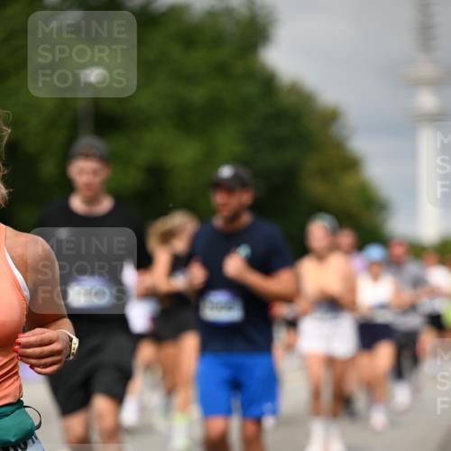 29.06.2025 - hella hamburg halbmarathon Dr. Thomas Lammeyer http://msf.ph/oto/8498874 29.06.2025 10:23:51 Kennedybrücke 1145, 1159, 1160, 1708, 2405, 2703, 2795, 2918, 2993, 2995, 3446, 3631, 4170, 4562, 4570, 4979, 5035, 5178, 5251, 5397, 5429, 5556, 5878, 6249, 6796, 6797, 6872, 6874, 6939, 7137, 7248, 7249, 7647, 7836, 8427, 8537, 8778, 10349, 10540, 10594, 10966, 11036, 11247 meine-sportfotos.de