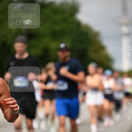 29.06.2025 - hella hamburg halbmarathon Dr. Thomas Lammeyer http://msf.ph/oto/8498877 29.06.2025 10:23:51 Kennedybrücke 1145, 1159, 1160, 1708, 2405, 2703, 2795, 2918, 2993, 2995, 3446, 3631, 4170, 4562, 4570, 4979, 5035, 5178, 5251, 5397, 5429, 5556, 5878, 6249, 6796, 6797, 6872, 6874, 6939, 7137, 7248, 7249, 7647, 7836, 8427, 8537, 8778, 10349, 10540, 10594, 10966, 11036, 11247 meine-sportfotos.de