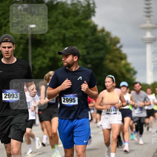 29.06.2025 - hella hamburg halbmarathon Dr. Thomas Lammeyer http://msf.ph/oto/8498882 29.06.2025 10:23:51 Kennedybrücke 1145, 1159, 1160, 1708, 2405, 2703, 2795, 2918, 2993, 2995, 3446, 3631, 4170, 4562, 4570, 4979, 5035, 5178, 5251, 5397, 5429, 5556, 5878, 6249, 6796, 6797, 6872, 6874, 6939, 7137, 7248, 7249, 7647, 7836, 8427, 8537, 8778, 10349, 10540, 10594, 10966, 11036, 11247 meine-sportfotos.de