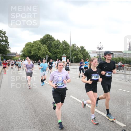 29.06.2025 - hella hamburg halbmarathon Jannik Wohlers http://msf.ph/oto/8498900 29.06.2025 10:56:18 Lombardsbrücke 1047, 2143, 2307, 2887, 2991, 3418, 3438, 3516, 3517, 3520, 3614, 3675, 3676, 4094, 4118, 4773, 5237, 5438, 5911, 5944, 6348, 6349, 7307, 7381, 8108, 8150, 8606, 8939, 8943, 9172, 9210, 9402, 9404, 9517, 9902, 9905, 9910, 10138, 10309, 10555, 10569, 10571, 10932, 10936, 11047, 11089, 11204, 12221, 12328, 12354, 12543, 12993, 13096, 13108, 13801, 13834, 14117, 14472, 14711, 14746, 15215, 15748, 15823, 16034, 17797, 18197 meine-sportfotos.de