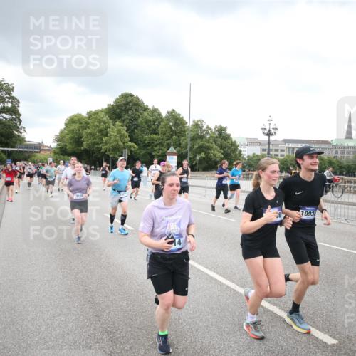 29.06.2025 - hella hamburg halbmarathon Jannik Wohlers http://msf.ph/oto/8498906 29.06.2025 10:56:18 Lombardsbrücke 1047, 2143, 2307, 2887, 2991, 3418, 3438, 3516, 3517, 3520, 3614, 3675, 3676, 4094, 4118, 4773, 5237, 5438, 5911, 5944, 6348, 6349, 7307, 7381, 8108, 8150, 8606, 8939, 8943, 9172, 9210, 9402, 9404, 9517, 9902, 9905, 9910, 10138, 10309, 10555, 10569, 10571, 10932, 10936, 11047, 11089, 11204, 12221, 12328, 12354, 12543, 12993, 13096, 13108, 13801, 13834, 14117, 14472, 14711, 14746, 15215, 15748, 15823, 16034, 17797, 18197 meine-sportfotos.de