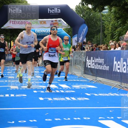 29.06.2025 - hella hamburg halbmarathon Strokosch-Dieckow http://msf.ph/oto/8498919 29.06.2025 10:43:30 Ziel 2653, 3116, 3928, 4080, 5124, 5436, 5506, 7635, 8664, 9931, 10237, 10246, 11648, 12623, 13996, 14484, 14690, 16338, 17391, 17912, 18513, 18775, 18810, 18942, 19009, 19051, 19229 meine-sportfotos.de