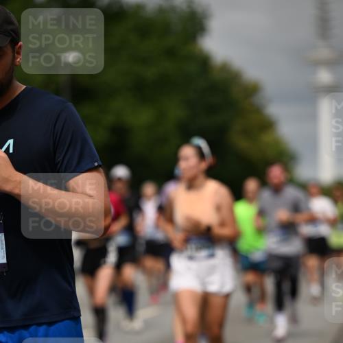 29.06.2025 - hella hamburg halbmarathon Dr. Thomas Lammeyer http://msf.ph/oto/8498946 29.06.2025 10:23:53 Kennedybrücke 1145, 1159, 1160, 1708, 2405, 2703, 2795, 2918, 2993, 2995, 3446, 3631, 4170, 4562, 4570, 4979, 5035, 5178, 5251, 5397, 5429, 5556, 5834, 5878, 6249, 6796, 6797, 6872, 6874, 6939, 7137, 7248, 7249, 7647, 7836, 8427, 8537, 8778, 10349, 10540, 10594, 10966, 11036, 11247 meine-sportfotos.de
