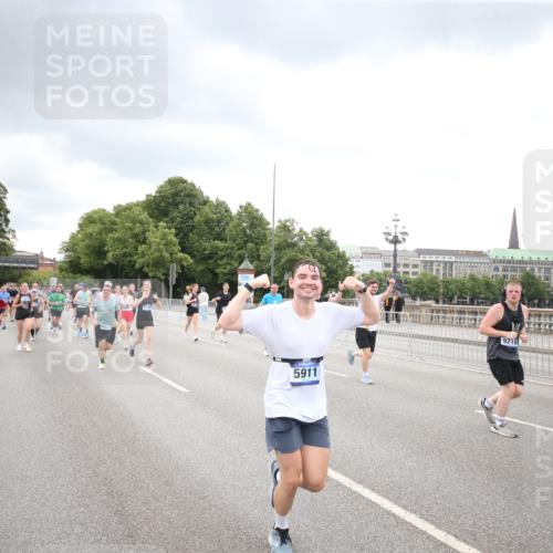 29.06.2025 - hella hamburg halbmarathon Jannik Wohlers http://msf.ph/oto/8498975 29.06.2025 10:56:20 Lombardsbrücke 2143, 2307, 2887, 2932, 2991, 3348, 3418, 3438, 3516, 3517, 3520, 3614, 4094, 4118, 4773, 5438, 5589, 5911, 5944, 6348, 6349, 7381, 8108, 8150, 8606, 8939, 8943, 9172, 9210, 9402, 9404, 9517, 9902, 9905, 9910, 10138, 10309, 10555, 10569, 10571, 10936, 11047, 11089, 11204, 12221, 12328, 12354, 12993, 13096, 13108, 13273, 13671, 13801, 13834, 14117, 14472, 14711, 14746, 15215, 15748, 15823, 16034, 18197 meine-sportfotos.de