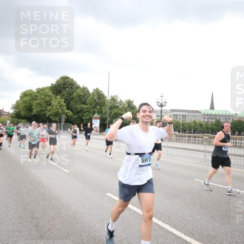 29.06.2025 - hella hamburg halbmarathon Jannik Wohlers http://msf.ph/oto/8498983 29.06.2025 10:56:20 Lombardsbrücke 2143, 2307, 2887, 2932, 2991, 3348, 3418, 3438, 3516, 3517, 3520, 3614, 4094, 4118, 4773, 5438, 5589, 5911, 5944, 6348, 6349, 7381, 8108, 8150, 8606, 8939, 8943, 9172, 9210, 9402, 9404, 9517, 9902, 9905, 9910, 10138, 10309, 10555, 10569, 10571, 10936, 11047, 11089, 11204, 12221, 12328, 12354, 12993, 13096, 13108, 13273, 13671, 13801, 13834, 14117, 14472, 14711, 14746, 15215, 15748, 15823, 16034, 18197 meine-sportfotos.de