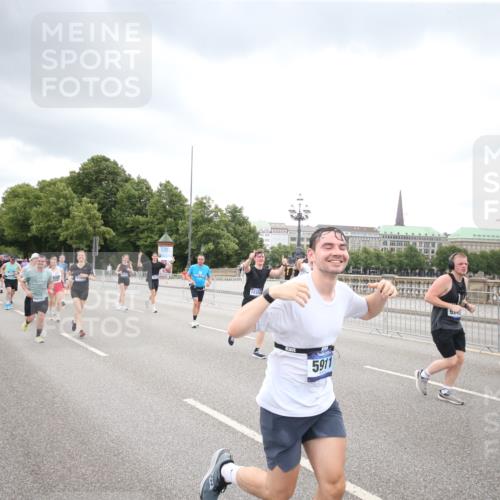29.06.2025 - hella hamburg halbmarathon Jannik Wohlers http://msf.ph/oto/8498994 29.06.2025 10:56:21 Lombardsbrücke 2143, 2307, 2887, 2932, 2991, 3348, 3418, 3438, 3516, 3517, 3520, 3614, 4094, 4118, 4773, 5438, 5589, 5911, 5944, 6348, 6349, 7381, 8150, 8939, 8943, 9172, 9210, 9402, 9404, 9517, 9902, 9905, 9910, 10138, 10309, 10571, 10936, 11047, 11089, 11204, 12221, 12328, 12345, 12354, 12993, 13096, 13108, 13273, 13671, 13801, 13834, 14117, 14472, 14711, 14746, 15215, 15630, 15748, 15823, 16034, 18197 meine-sportfotos.de