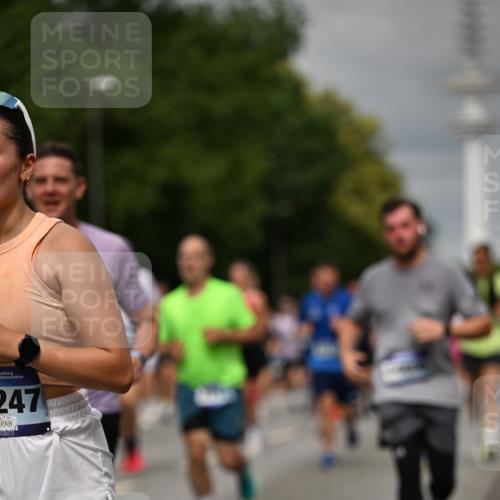 29.06.2025 - hella hamburg halbmarathon Dr. Thomas Lammeyer http://msf.ph/oto/8499017 29.06.2025 10:23:55 Kennedybrücke 1145, 2405, 2795, 2918, 2993, 2995, 3446, 3631, 4170, 4562, 4570, 4979, 5035, 5123, 5178, 5251, 5397, 5429, 5556, 5834, 5878, 6444, 6796, 6797, 6872, 6874, 6939, 7137, 7248, 7249, 7647, 7836, 7917, 8427, 8537, 8778, 10349, 10540, 10594, 10966, 11036, 11247 meine-sportfotos.de
