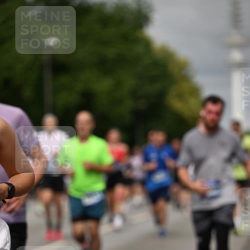 29.06.2025 - hella hamburg halbmarathon Dr. Thomas Lammeyer http://msf.ph/oto/8499035 29.06.2025 10:23:56 Kennedybrücke 1145, 2405, 2795, 2918, 2993, 2995, 3446, 3631, 4170, 4562, 4570, 4979, 5035, 5123, 5178, 5251, 5397, 5429, 5556, 5834, 5849, 5878, 6444, 6796, 6797, 6872, 6874, 6939, 7137, 7248, 7249, 7647, 7836, 7917, 8427, 8537, 8778, 10349, 10540, 10594, 10966, 11036, 11247 meine-sportfotos.de