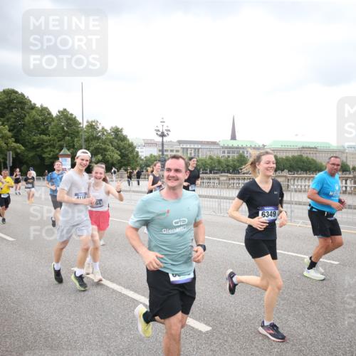 29.06.2025 - hella hamburg halbmarathon Jannik Wohlers http://msf.ph/oto/8499060 29.06.2025 10:56:24 Lombardsbrücke 1207, 2887, 2932, 2991, 3348, 3387, 3418, 3516, 3517, 3614, 4094, 4118, 5589, 5911, 5944, 6284, 6348, 6349, 7381, 7416, 7417, 8150, 8197, 8939, 8943, 9172, 9210, 9402, 9404, 9517, 9902, 9905, 9910, 10138, 10309, 10450, 10571, 10632, 10936, 11047, 11089, 11204, 12328, 12345, 12354, 12828, 12993, 13108, 13273, 13276, 13671, 13801, 13834, 14117, 14472, 14711, 14746, 15215, 15630, 15748, 15823 meine-sportfotos.de