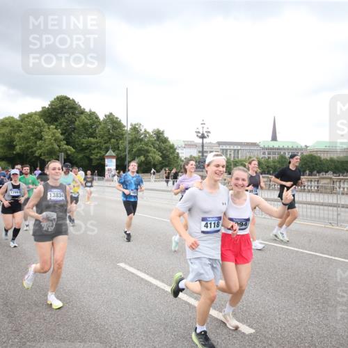 29.06.2025 - hella hamburg halbmarathon Jannik Wohlers http://msf.ph/oto/8499071 29.06.2025 10:56:24 Lombardsbrücke 1207, 2887, 2932, 2991, 3348, 3387, 3418, 3516, 3517, 3614, 4094, 4118, 5589, 5911, 5944, 6284, 6348, 6349, 7381, 7416, 7417, 8150, 8197, 8939, 8943, 9172, 9210, 9402, 9404, 9517, 9902, 9905, 9910, 10138, 10309, 10450, 10571, 10632, 10936, 11047, 11089, 11204, 12328, 12345, 12354, 12828, 12993, 13108, 13273, 13276, 13671, 13801, 13834, 14117, 14472, 14711, 14746, 15215, 15630, 15748, 15823 meine-sportfotos.de