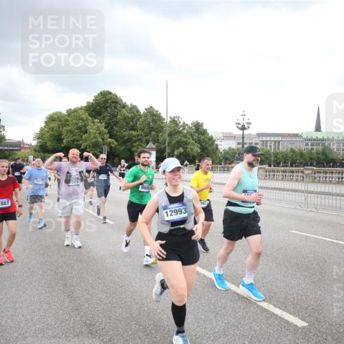 29.06.2025 - hella hamburg halbmarathon Jannik Wohlers http://msf.ph/oto/8499095 29.06.2025 10:56:26 Lombardsbrücke 1207, 2887, 2932, 2991, 3348, 3387, 3418, 3516, 3517, 3614, 4094, 4118, 5589, 5911, 5944, 6284, 6348, 6349, 7381, 7416, 7417, 8150, 8197, 9172, 9210, 9402, 9404, 9517, 9902, 9905, 9910, 10016, 10138, 10309, 10450, 10632, 10936, 11047, 11089, 11204, 12328, 12345, 12354, 12828, 12993, 13108, 13273, 13276, 13671, 13801, 13834, 14117, 14472, 14711, 14746, 15215, 15630, 15748, 15823 meine-sportfotos.de
