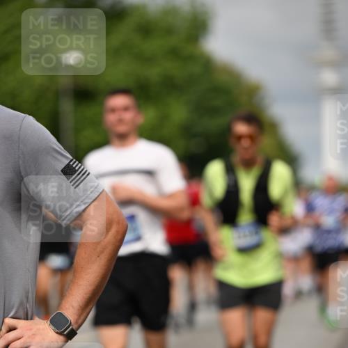 29.06.2025 - hella hamburg halbmarathon Dr. Thomas Lammeyer http://msf.ph/oto/8499182 29.06.2025 10:24:00 Kennedybrücke 1145, 2405, 2795, 2918, 2993, 2995, 3278, 3446, 3631, 3678, 4170, 4539, 4562, 4570, 4614, 4979, 5035, 5123, 5178, 5251, 5397, 5429, 5556, 5834, 5849, 5878, 6444, 6796, 6797, 6872, 6874, 6939, 7137, 7248, 7249, 7647, 7744, 7836, 7917, 8427, 8537, 10349, 10594, 10622, 10966, 11028, 11036, 11247 meine-sportfotos.de