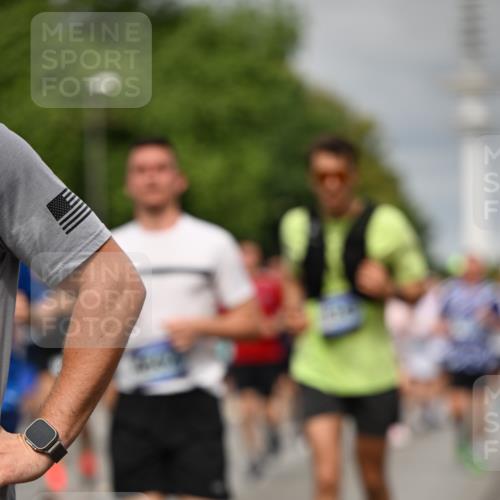 29.06.2025 - hella hamburg halbmarathon Dr. Thomas Lammeyer http://msf.ph/oto/8499187 29.06.2025 10:24:00 Kennedybrücke 1145, 2405, 2795, 2918, 2993, 2995, 3278, 3446, 3631, 3678, 4170, 4539, 4562, 4570, 4614, 4979, 5035, 5123, 5178, 5251, 5397, 5429, 5556, 5834, 5849, 5878, 6444, 6796, 6797, 6872, 6874, 6939, 7137, 7248, 7249, 7647, 7744, 7836, 7917, 8427, 8537, 10349, 10594, 10622, 10966, 11028, 11036, 11247 meine-sportfotos.de
