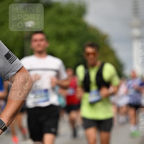 29.06.2025 - hella hamburg halbmarathon Dr. Thomas Lammeyer http://msf.ph/oto/8499191 29.06.2025 10:24:00 Kennedybrücke 1145, 2405, 2795, 2918, 2993, 2995, 3278, 3446, 3631, 3678, 4170, 4539, 4562, 4570, 4614, 4979, 5035, 5123, 5178, 5251, 5397, 5429, 5556, 5834, 5849, 5878, 6444, 6796, 6797, 6872, 6874, 6939, 7137, 7248, 7249, 7647, 7744, 7836, 7917, 8427, 8537, 10349, 10594, 10622, 10966, 11028, 11036, 11247 meine-sportfotos.de