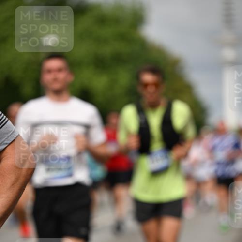 29.06.2025 - hella hamburg halbmarathon Dr. Thomas Lammeyer http://msf.ph/oto/8499195 29.06.2025 10:24:01 Kennedybrücke 1145, 2405, 2795, 2918, 2993, 2995, 3278, 3446, 3631, 3678, 4170, 4539, 4562, 4570, 4614, 4979, 5035, 5123, 5178, 5251, 5397, 5429, 5556, 5834, 5849, 5878, 6444, 6796, 6797, 6872, 6874, 6939, 7137, 7248, 7249, 7647, 7744, 7836, 7917, 8427, 8537, 10349, 10594, 10622, 11028, 11036, 11247 meine-sportfotos.de