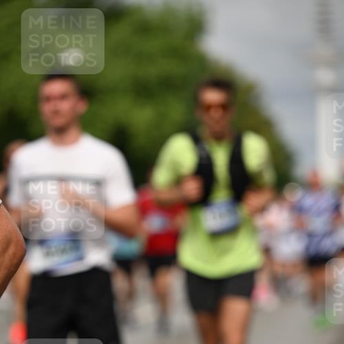 29.06.2025 - hella hamburg halbmarathon Dr. Thomas Lammeyer http://msf.ph/oto/8499198 29.06.2025 10:24:01 Kennedybrücke 1145, 2405, 2795, 2918, 2993, 2995, 3278, 3446, 3631, 3678, 4170, 4539, 4562, 4570, 4614, 4979, 5035, 5123, 5178, 5251, 5397, 5429, 5556, 5834, 5849, 5878, 6444, 6796, 6797, 6872, 6874, 6939, 7137, 7248, 7249, 7647, 7744, 7836, 7917, 8427, 8537, 10349, 10594, 10622, 11028, 11036, 11247 meine-sportfotos.de