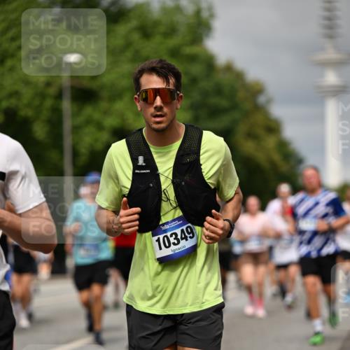 29.06.2025 - hella hamburg halbmarathon Dr. Thomas Lammeyer http://msf.ph/oto/8499209 29.06.2025 10:24:01 Kennedybrücke 1145, 2405, 2795, 2918, 2993, 2995, 3278, 3446, 3631, 3678, 4170, 4539, 4562, 4570, 4614, 4979, 5035, 5123, 5178, 5251, 5397, 5429, 5556, 5834, 5849, 5878, 6444, 6796, 6797, 6872, 6874, 6939, 7137, 7248, 7249, 7647, 7744, 7836, 7917, 8427, 8537, 10349, 10594, 10622, 11028, 11036, 11247 meine-sportfotos.de