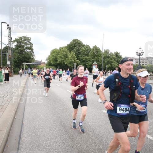29.06.2025 - hella hamburg halbmarathon Jannik Wohlers http://msf.ph/oto/8499217 29.06.2025 10:56:31 Lombardsbrücke 1207, 2871, 2932, 3348, 3387, 3418, 3470, 3485, 3516, 3517, 4094, 4118, 4568, 4569, 5589, 5944, 6284, 6348, 6349, 6981, 7381, 7416, 7417, 7964, 8150, 8197, 8546, 9298, 9299, 9402, 9404, 9513, 9517, 9902, 9905, 10016, 10138, 10142, 10309, 10450, 10632, 11047, 11050, 12226, 12328, 12345, 12828, 12829, 12993, 13194, 13273, 13276, 13671, 13801, 13834, 13878, 14117, 14472, 15215, 15499, 15630, 15748, 15823 meine-sportfotos.de