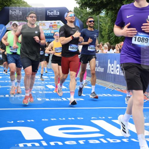 29.06.2025 - hella hamburg halbmarathon Strokosch-Dieckow http://msf.ph/oto/8499241 29.06.2025 10:53:51 Ziel 1422, 1706, 1870, 2432, 5607, 6260, 6374, 6481, 6877, 7177, 7395, 7918, 7973, 8285, 8335, 8394, 9922, 10529, 10891, 11789, 12413, 13032, 13869, 14026, 14175, 15502, 16477, 16538, 17740, 18249, 18418, 18487, 18759, 18831, 18879, 18915, 19177 meine-sportfotos.de
