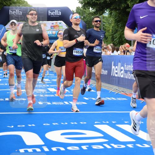 29.06.2025 - hella hamburg halbmarathon Strokosch-Dieckow http://msf.ph/oto/8499248 29.06.2025 10:53:51 Ziel 1422, 1706, 1870, 2432, 5607, 6260, 6374, 6481, 6877, 7177, 7395, 7918, 7973, 8285, 8335, 8394, 9922, 10529, 10891, 11789, 12413, 13032, 13869, 14026, 14175, 15502, 16477, 16538, 17740, 18249, 18418, 18487, 18759, 18831, 18879, 18915, 19177 meine-sportfotos.de