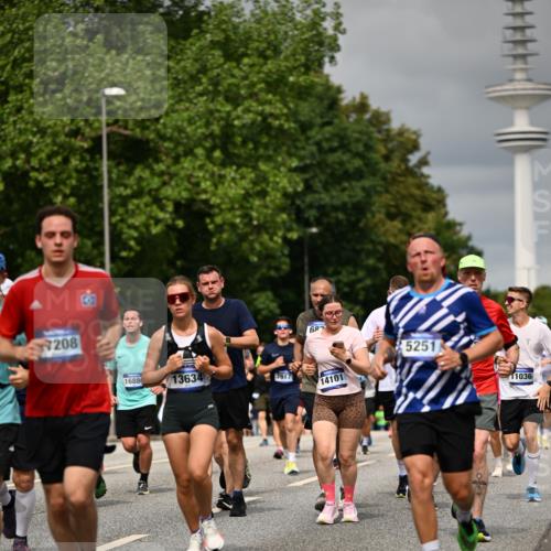 29.06.2025 - hella hamburg halbmarathon Dr. Thomas Lammeyer http://msf.ph/oto/8499256 29.06.2025 10:24:03 Kennedybrücke 1145, 2357, 2405, 2795, 2918, 2993, 2995, 3278, 3446, 3631, 3678, 4539, 4562, 4570, 4614, 4979, 5035, 5123, 5251, 5397, 5429, 5556, 5834, 5849, 5878, 6444, 6796, 6797, 6872, 6874, 6939, 7137, 7248, 7249, 7647, 7744, 7836, 7917, 8427, 8537, 10349, 10594, 10622, 11028, 11036, 11247 meine-sportfotos.de