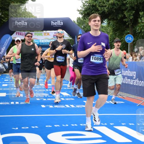 29.06.2025 - hella hamburg halbmarathon Strokosch-Dieckow http://msf.ph/oto/8499257 29.06.2025 10:53:50 Ziel 1422, 1706, 1870, 2432, 2518, 5607, 6260, 6481, 6877, 7177, 7395, 7918, 7973, 8285, 8335, 9922, 10529, 10891, 11789, 12413, 13032, 13869, 14026, 14175, 14818, 15502, 16477, 16538, 17740, 18249, 18418, 18487, 18759, 18831, 18879, 18915, 19177 meine-sportfotos.de