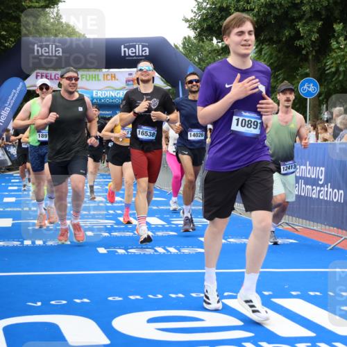 29.06.2025 - hella hamburg halbmarathon Strokosch-Dieckow http://msf.ph/oto/8499265 29.06.2025 10:53:50 Ziel 1422, 1706, 1870, 2432, 2518, 5607, 6260, 6481, 6877, 7177, 7395, 7918, 7973, 8285, 8335, 9922, 10529, 10891, 11789, 12413, 13032, 13869, 14026, 14175, 14818, 15502, 16477, 16538, 17740, 18249, 18418, 18487, 18759, 18831, 18879, 18915, 19177 meine-sportfotos.de