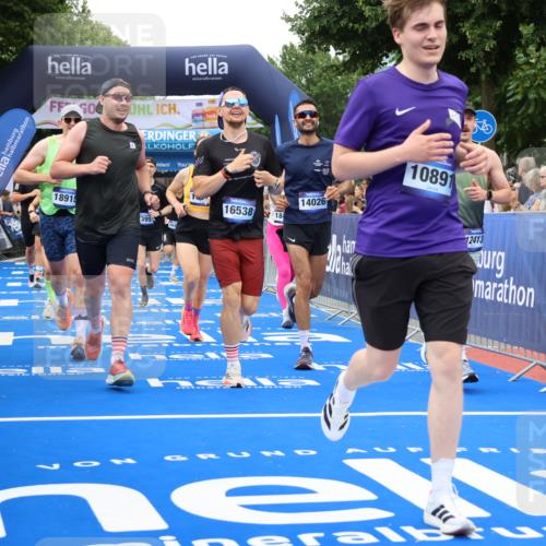 29.06.2025 - hella hamburg halbmarathon Strokosch-Dieckow http://msf.ph/oto/8499281 29.06.2025 10:53:50 Ziel 1422, 1706, 1870, 2432, 2518, 5607, 6260, 6481, 6877, 7177, 7395, 7918, 7973, 8285, 8335, 9922, 10529, 10891, 11789, 12413, 13032, 13869, 14026, 14175, 14818, 15502, 16477, 16538, 17740, 18249, 18418, 18487, 18759, 18831, 18879, 18915, 19177 meine-sportfotos.de