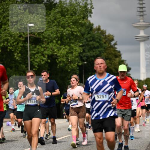 29.06.2025 - hella hamburg halbmarathon Dr. Thomas Lammeyer http://msf.ph/oto/8499284 29.06.2025 10:24:04 Kennedybrücke 1145, 2357, 2405, 2795, 2918, 2993, 2995, 3278, 3446, 3631, 3678, 4539, 4562, 4570, 4614, 4979, 5035, 5123, 5251, 5397, 5429, 5556, 5834, 5849, 5878, 6444, 6796, 6797, 6872, 6874, 6939, 7137, 7248, 7249, 7647, 7744, 7836, 7917, 8427, 10349, 10594, 10622, 11028, 11036, 11247 meine-sportfotos.de