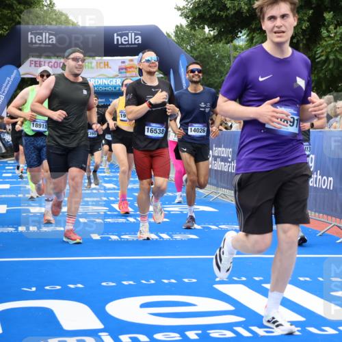 29.06.2025 - hella hamburg halbmarathon Strokosch-Dieckow http://msf.ph/oto/8499291 29.06.2025 10:53:51 Ziel 1422, 1706, 1870, 2432, 5607, 6260, 6374, 6481, 6877, 7177, 7395, 7918, 7973, 8285, 8335, 8394, 9922, 10529, 10891, 11789, 12413, 13032, 13869, 14026, 14175, 15502, 16477, 16538, 17740, 18249, 18418, 18487, 18759, 18831, 18879, 18915, 19177 meine-sportfotos.de