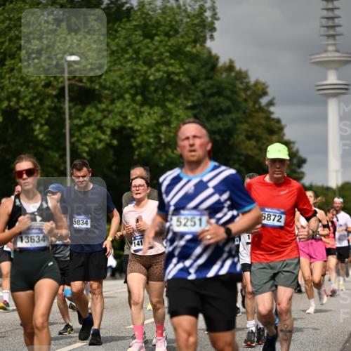29.06.2025 - hella hamburg halbmarathon Dr. Thomas Lammeyer http://msf.ph/oto/8499296 29.06.2025 10:24:04 Kennedybrücke 1145, 2357, 2405, 2795, 2918, 2993, 2995, 3278, 3446, 3631, 3678, 4539, 4562, 4570, 4614, 4979, 5035, 5123, 5251, 5397, 5429, 5556, 5834, 5849, 5878, 6444, 6796, 6797, 6872, 6874, 6939, 7137, 7248, 7249, 7647, 7744, 7836, 7917, 8427, 10349, 10594, 10622, 11028, 11036, 11247 meine-sportfotos.de