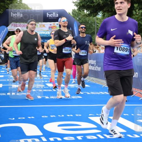 29.06.2025 - hella hamburg halbmarathon Strokosch-Dieckow http://msf.ph/oto/8499299 29.06.2025 10:53:51 Ziel 1422, 1706, 1870, 2432, 5607, 6260, 6374, 6481, 6877, 7177, 7395, 7918, 7973, 8285, 8335, 8394, 9922, 10529, 10891, 11789, 12413, 13032, 13869, 14026, 14175, 15502, 16477, 16538, 17740, 18249, 18418, 18487, 18759, 18831, 18879, 18915, 19177 meine-sportfotos.de