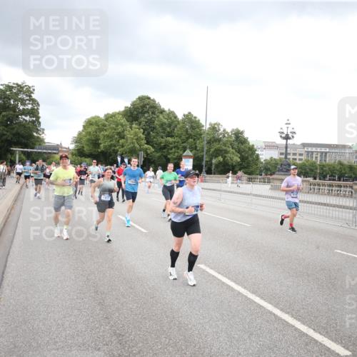 29.06.2025 - hella hamburg halbmarathon Jannik Wohlers http://msf.ph/oto/8499300 29.06.2025 10:56:35 Lombardsbrücke 1207, 2871, 2932, 3348, 3387, 3418, 3470, 3485, 4241, 4485, 4568, 4569, 4611, 5057, 5589, 5944, 6053, 6284, 6832, 6981, 7381, 7416, 7417, 7592, 7964, 8039, 8197, 8224, 8546, 8679, 9298, 9299, 9329, 9402, 9404, 9513, 9517, 9570, 9902, 9905, 10016, 10138, 10142, 10309, 10450, 10505, 10632, 11050, 11179, 11323, 12226, 12345, 12476, 12477, 12484, 12535, 12828, 12829, 13194, 13273, 13276, 13671, 13801, 13878, 13986, 14117, 14148, 14414, 14472, 15499, 15630, 15748, 15823 meine-sportfotos.de