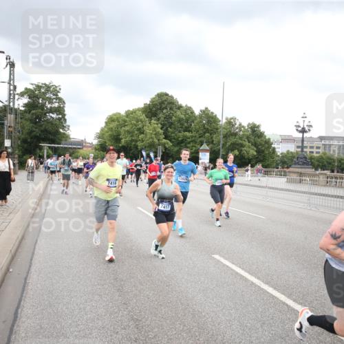 29.06.2025 - hella hamburg halbmarathon Jannik Wohlers http://msf.ph/oto/8499319 29.06.2025 10:56:36 Lombardsbrücke 1207, 2871, 2932, 3348, 3387, 3418, 3470, 3485, 4241, 4485, 4568, 4569, 4611, 4998, 5057, 5589, 5639, 6053, 6284, 6832, 6981, 7381, 7416, 7417, 7592, 7964, 8039, 8197, 8224, 8546, 8679, 9298, 9299, 9329, 9402, 9404, 9513, 9570, 10016, 10138, 10142, 10309, 10450, 10505, 10632, 11050, 11179, 11323, 12226, 12345, 12476, 12477, 12484, 12535, 12828, 12829, 13194, 13273, 13276, 13671, 13801, 13878, 13986, 14117, 14146, 14148, 14414, 14472, 15499, 15630, 15748, 15823 meine-sportfotos.de