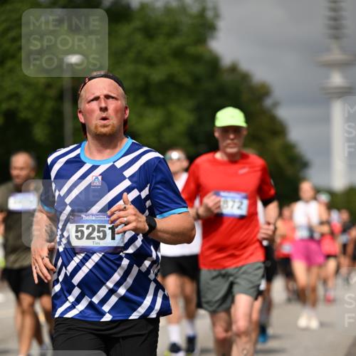 29.06.2025 - hella hamburg halbmarathon Dr. Thomas Lammeyer http://msf.ph/oto/8499336 29.06.2025 10:24:05 Kennedybrücke 1110, 1145, 2357, 2795, 2918, 3278, 3631, 3678, 4539, 4562, 4570, 4614, 4737, 4979, 5035, 5123, 5251, 5397, 5429, 5556, 5834, 5849, 5878, 6444, 6796, 6797, 6872, 6874, 6939, 7137, 7248, 7249, 7647, 7744, 7836, 7917, 10349, 10594, 10622, 11028, 11036, 11247 meine-sportfotos.de