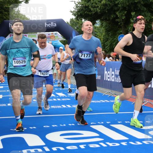 29.06.2025 - hella hamburg halbmarathon Strokosch-Dieckow http://msf.ph/oto/8499343 29.06.2025 10:53:47 Ziel 1422, 1706, 1870, 2082, 2518, 5399, 5607, 6260, 6877, 7177, 7395, 7973, 8285, 8335, 9922, 10529, 10891, 10895, 11588, 11589, 12413, 14026, 14702, 14818, 15441, 15502, 16477, 16538, 17482, 17740, 18249, 18418, 18487, 18514, 18759, 18831, 18915, 19177 meine-sportfotos.de
